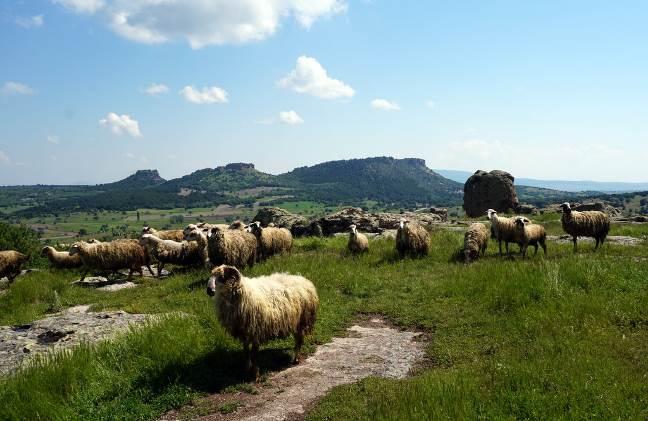 etraftaki doğal kaleler: Akpara, Gökgöz,