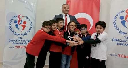 Yıldızlar Satranç Takımı Samsun Şampiyonu 130 OMÜ Vakfı Koleji Satranç Takımları; 2017-2018 eğitim-öğretim yılı Samsun Okullar Arası İl Birinciliği