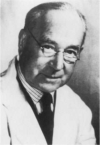 -Cuthbert Esquire Dukes -1914 yılında Edinburg Üniversitesinden mezun oluyor -Birinci dünya savaşına katılır. -1929 yılında St. Mark s Hospital da anatomopatolog olarak göreve başlar.