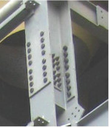 Çelik yapılarda üç farklı birleşim aracı bulunmaktadır. Bunlar Bulon (Civata), Kaynak ve Perçindir. Bulon ve kaynak yaygın kullanılan birleşim araçlarıdır.