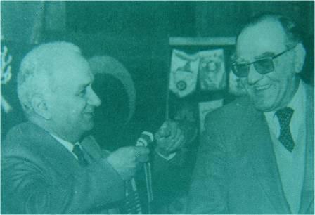 1981 de Londra Rotary Kulübü nün gönderdiği Başkanlık Şildi ni bir evvelki Başkan Cemal Özcivelek, kendisinden