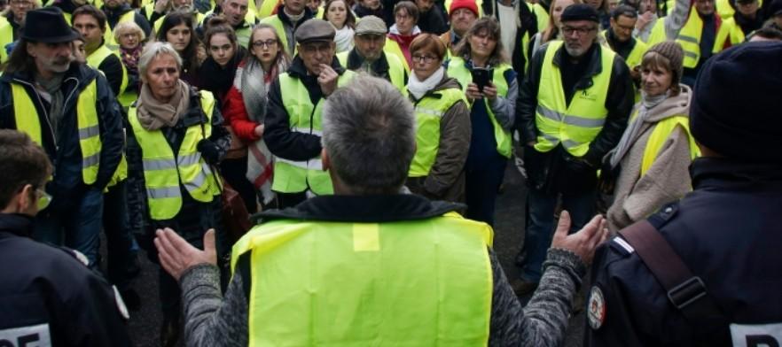Fransa'da Sarı Ceketliler "Gilets Jaunes" "Hükümetin dünyanın sonuna üzülen insanları bizim gibi ayın sonu için de üzülen insanlar ile karşı karşıya(pitting) getirmesinden rahatsızız.