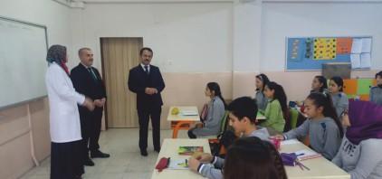 2 Günlük 14 Aralık 2018 CUMA Muskara Siyasi Gazete Vali Aktaş, 23 Nisan Ortaokulunu ziyaret etti Nevşehir Valisi İlhami Aktaş, Nevşehir Merkez e bağlı 23 Nisan Ortaokulu nu ziyaret ederek, bir takım
