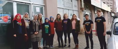 Türkiye nin örnek okulu Altınyıldız Koleji Liselerinde öğrenim gören öğrenciler bir kampanya düzenledi. Toplanan yardımlarla 400 ün üzerindeki ihtiyaç sahiplerine öğle yemeği ikram ettiler.