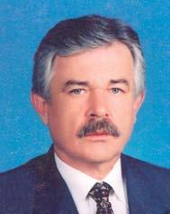 1976 yılında, Karadeniz Teknik Üniversitesi İnşaat Mühendisliği Bölümünden mezun oldu. Mezuniyetinin ardından 1978 yılına kadar özel bir şirkette şantiye şefliği yaptı.