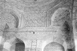 Tromp Sasani mimarlığından sonra İran ve Orta Asya da gelişmeye devam eden tromp, yapısal özelliklerinin dışında dekoratif yönüyle de en çok tercih edilen kubbeye geçiş elemanı haline gelmiştir