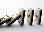 maddeler nedeniyle domino etkisine sahip kuruluşları veya kuruluş gruplarını tayin eder.