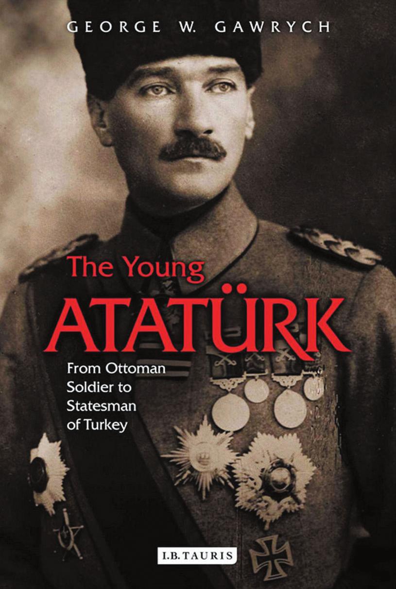 George Gawrych, Amerikan Kara Kuvvetleri Komuta ve Kurmay Koleji nde askeri tarih dersleri verdi i yaklafl k 20 y l boyunca, Atatürk ü ilk kez bir ordu komutan olarak tan d n belirtiyor.