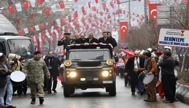 yöresel oyunları ile gösteriler gerçekleştirmişlerdir. 8 Şubat 2017 Çarşamba günü Valilik önünden Atatürk Meydanı na, Kahramanmaraş ın düşman işgalinden kurtuluşunun 97.