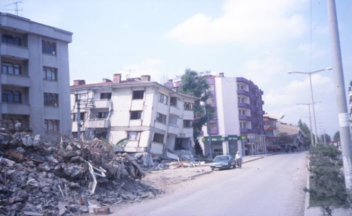 BA Yapılarda Hasar Belirleme Onarım ve Güçlendirme Bosna Caddesi, Adapazarı, Ağustos 1999 Dr.