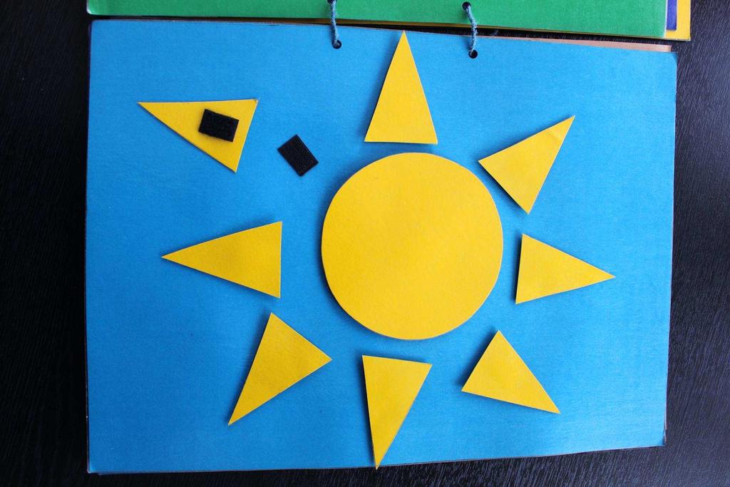 4. Gün Yapılışı: Açık mavi fon kartonunu laminantlayın. Şablonda verilen 1 tane dairesel parçayı ve 8 tane üçgen parçayı sarı fon kartonuna çizin.