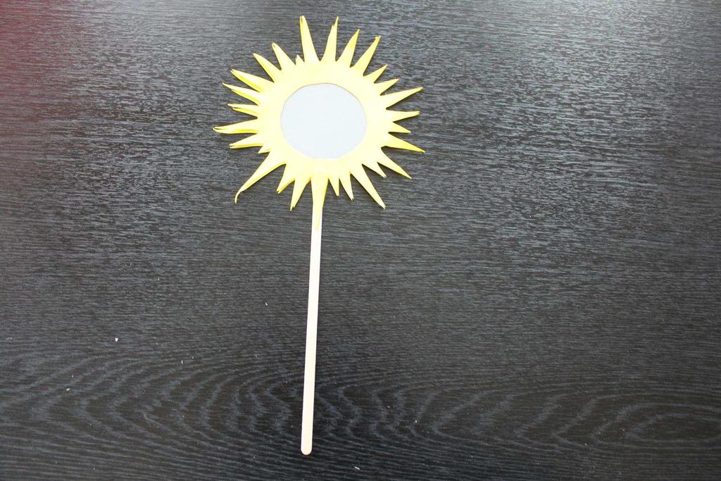 Güneş Gerekli Malzemeler: - Sarı fon kartonu - Aydınger kağıt - Makas - Yapıştırıcı - Kalem - Uzun çubuk (Dondurma çubuğu, adana şiş için kullanılan çubuk veya kalın mukavvadan hazırlayacağınız bir