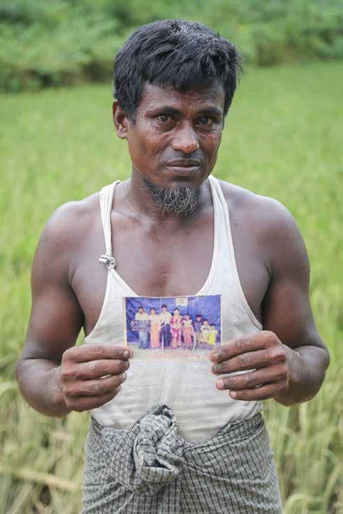 BÜTÜN AİLESİNİ BİR ANDA KAYBEDEN BABANIN YURDU ARAKAN Ailesinden geriye sadece bir fotoğraf kalmış Ali Hüseyin in elinde. 50 yaşında. 5 çocuğu varmış. En büyüğü 17, en küçüğüyse 4 yaşında.