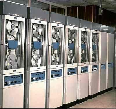 İkinci Kuşak Bilgisayarlar -1956-1963 Transistör 1947 yılında keşfedilmiştir. 50 li yılların sonuna kadar bilgisayarlarda yaygın kullanımı görülmez. Vakum tüplere göre çok daha avantajlıdır.