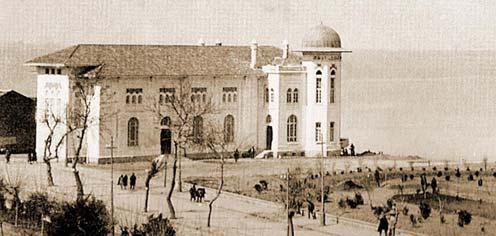 İzmir Halkevi, düzenlediği kültürel ve sosyal etkinlikleri ile uzun bir dönem kentin önemli bir merkezi haline gelmiştir.