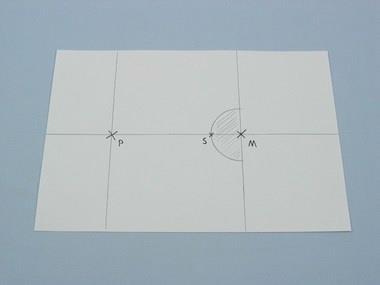 Kâğıdın sağ köşesinden 10cm ve 23 cm uzağa dikey çizgiler çizin, yatay çizgiyi kesiştiği noktaları işaretleyin, bu noktaları P ve M olarak