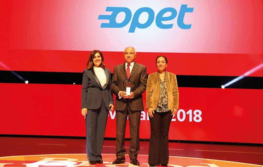 Brand Week İstanbul kapsamında düzenlenen ödül töreninde, OPET Genel Müdürü Cüneyt Ağca, ödülü Media Cat Dergisi Genel Yayın Yönetmeni Pelin Özkan ve IPSOS Reklam Araştırmaları Genel Müdürü Özlem