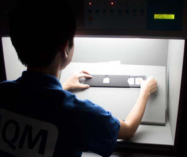 Test edilen numunenin sürtme bezini lekelemesi gri skala kullanılarak ışık kabininde kontrol edilir ve değerlendirilir. Sürtme haslığı testi için 2 çeşit gri skala kullanılmaktadır.