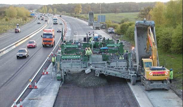 Finişer betonu yol genişliğince yaymakta, sıkıştırmakta ve düzlemektedir.