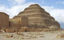 Mastabanın üstüne kendisinde daha küçük mastaba eklenmesiyle basamaklı piramitler oluşmuştur.