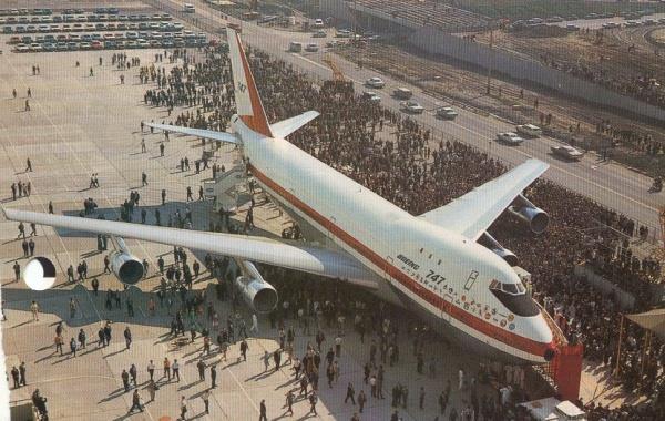 Dünya'nın en büyük jet uçağı Boeing tarafından yapıldı ve New York Londra arasında yolcu taşımaya