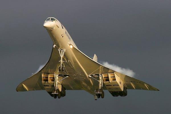 Fransız ve İngiliz ortak yapımı Concorde uçakları yolcu taşımaya başladılar.
