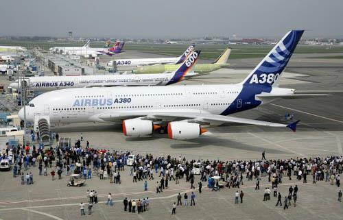 Airbus A380 dünyanın yeni en büyük uçağı oldu.