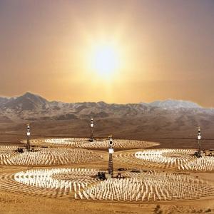 Heliostatlar bilgisayar tarafından sürekli kontrol edilerek, alıcının sürekli güneş alması sağlanır.