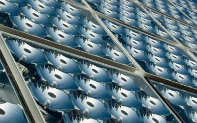 Yoğunlaştırıcılı Fotovoltaik Sistemler Silisyum bazlı düzlemsel fotovoltaik malzemeden oluşan hücre yüzeyine çarpan güneş ışığı, elektrik enerjisine dönüştürülür.