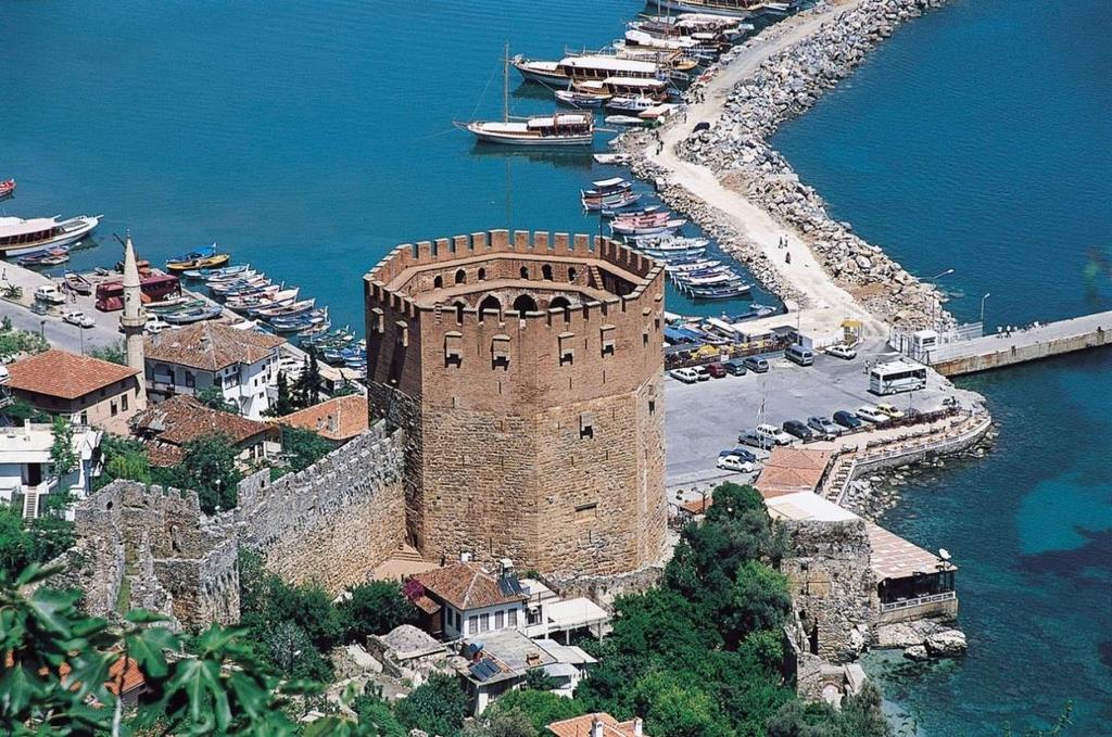 yüzyıl 250 metreye kadar 1221 yılında kenti alıp yeniden inşa ettiren Selçuklu Sultanı Alaaddin Keykubat tarafından yaptırılmıştır. Kalenin 83 kulesi ve 140 burcu vardır.