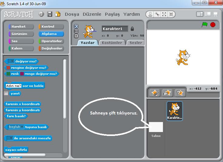 Scratch in gelişmiş ve kullanması kolay bir ara yüzü vardır. Scratch ara yüzü 3 ana bölmeden oluşur. 1.bölümde kod blogları yer alırken 2 bölümde kod bloglarını eklediğimiz kod alanı kısmı vardır.