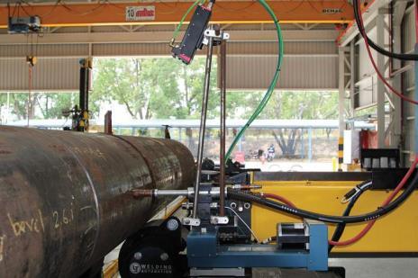 gösterilen yan görünüş 30 31 Tozaltı Ark Kaynağı (Submerged Arc Welding = SAW) Arkı koruyan toz haldeki bir dekapan ile sürekli, eriyen çıplak tel elektrod kullanır Tel