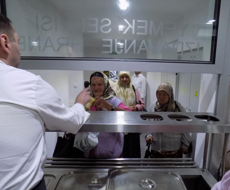 Narodna kuhinja HASENE u Sarajevu 18 Mjesto gdje dnevno topli obrok prima 250 osoba Narodna kuhinja HASENE u Sarajevu zvanično je svoja vrata za socijalno ugrožene porodice otvorila 28. juna 2014.