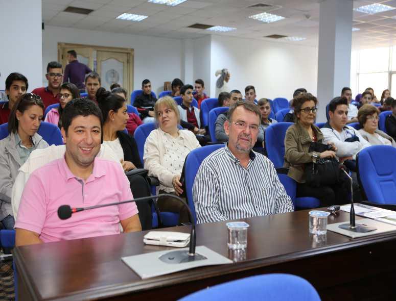 Edremit Belediyesi tara ndan düzenlenen Avrupa Yerel Demokrasi Ha ası nedeniyle düzenlenen etkinlikler kapsamında İtalyan Zey nyağı Danışmanı Massimo De Rienzo tara ndan Belediye Meclis Salonu'nda