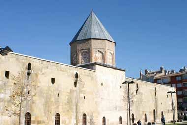 السلجوقية في عام 1237 حيث تباع فيها التحف و الهدايا في الوقت الحاضر من اآلثار التاريخية الفريدة. و تجتمع هذه.