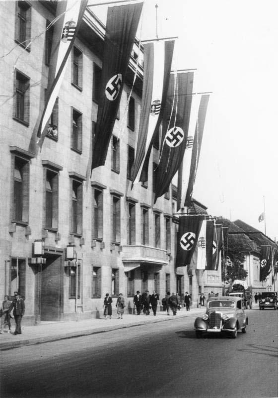 Nürnberg- Reich Chancellery (1938) Kamu binaları, kentlerde rastgele değil, belli amaçlara göre konumlandırılıyordu. Bu amaç da, genellikle önemli binaların kentin merkezinde olmasıydı.