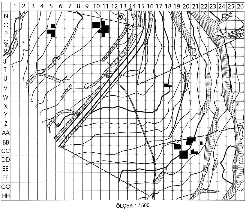 9 Plan 1: Uğurlu/Zeytinlik Höyük Yerleşmesi O-P/10-11 Açmaları ve diğer kazı alanları Kuzey duvarı, çift duvar halinde yapılmış, muhtemelen dış yüzeye yapılan duvar bir nedenden dolayı yıkılmış, daha