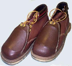 Ayak tarağı muhafazası Ayakkabının bir kısmı ya da ayakkabının dış tarafına parça eklenmiş olan