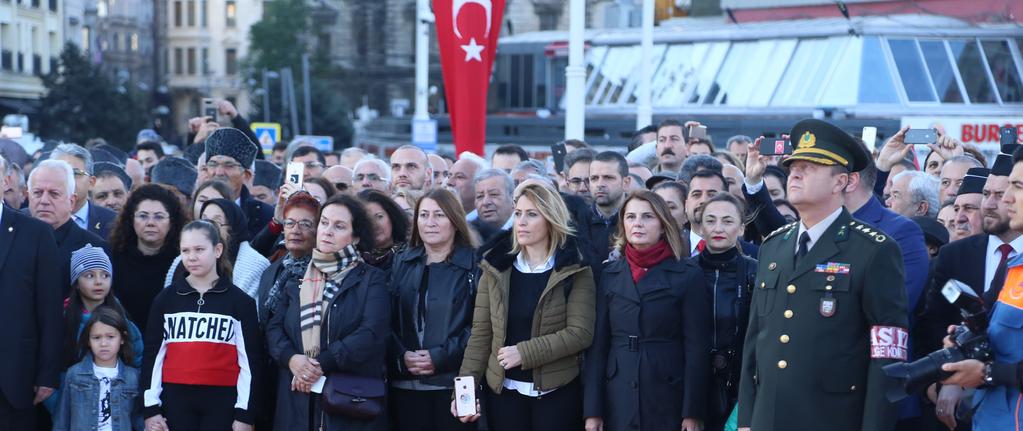 Ulu Önder Atatürk ü Andık O damız, Büyük Önder Mustafa Kemal Atatürk ün ölümünün 80. yılında Taksim Anıtı önüne çelenk bıraktı.