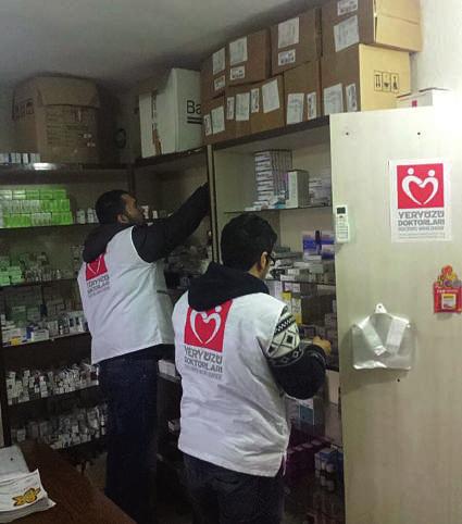 28 TÜRKMEN DAĞI YERYÜZÜ DOKTORLARI ECZANESi Suriye içindeki ihtiyaç bölgelerine ilaç transferi gerçekleştirmek üzere Suriye nin Türkmen Dağı bölgesinde bir eczane açılmıştır.
