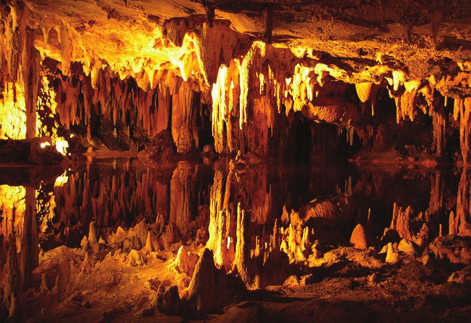 Mağara Zengini Ülke: Türkiye En kuzeyinden en güneyine, en doğusundan en batısına, deniz düzeyinin altından yüksek dağların zirvelerine kadar, her şekil ve konumda bulunan, farklı renk ve desenlerle