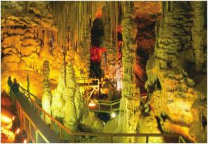 Şekil 21: Gümüşhane de bulunan Karaca Mağarası, ilginç damlataş oluşumları ile dikkati çeker.