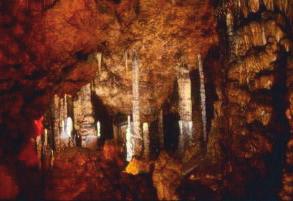 Çok dönemli gelişime sahip olmalarına rağmen; stratigrafik özellikleri nedeniyle tek dönemli gelişim özellikleri gösteren bu mağaralar, çoğunlukla tek katlıdır.