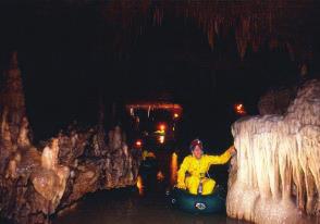Şekil 16: Çoğunlukla yatay olarak gelişen Trakya Mağaralarının içleri görünümleri son derece güzel damlataşlarla kaplıdır.