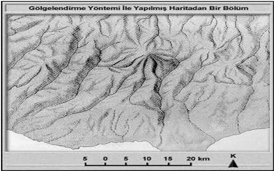 Haritası çizilecek arazinin kuzeybatısından 45ᴼ lik bir açıyla ışık geldiği varsayılarak gölgede kalan yerlerin çizilmesi ile oluşur.