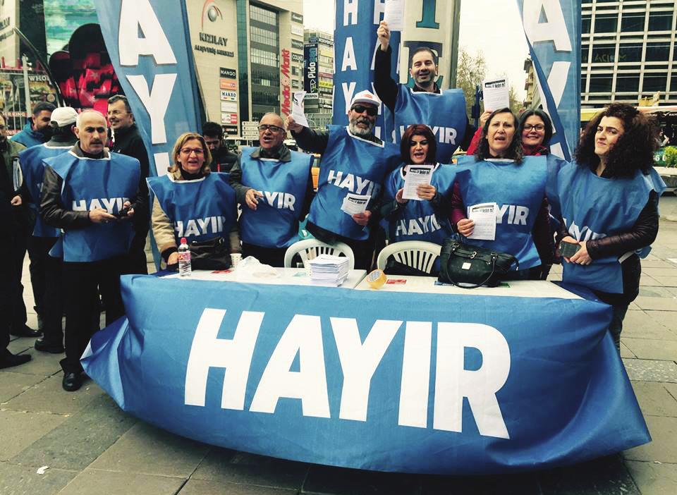 Bölüm 16. Demokrasi Mücadelesinde Odamız Meydanı nda bir araya gelerek KHK lerle görevlerinden alınan akademisyenlere ilişkin bir basın açıklaması yaptı.