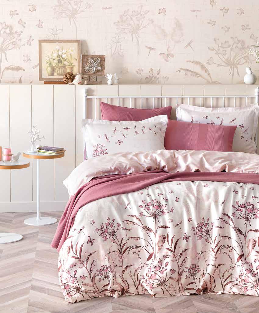 Romantik Etki Yumuşak pudra tonlarındaki renk kullanımı ile baharın yenileyici romantik etkisini yatak odalarına taşıyan Adelina Nevresim