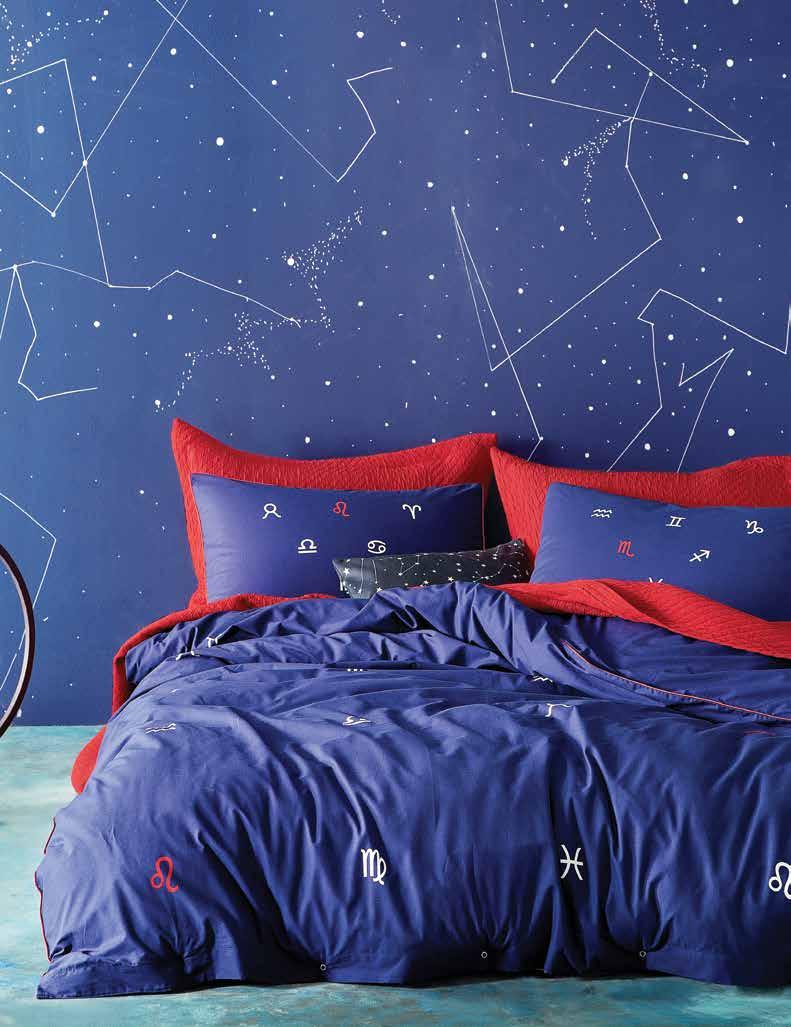 Sıradışı Estetik Uzayın derinliklerinden ilham alan renk ve sembollerin gizemli güzelliğiyle şekillenen Vega Nevresim Takımı, yatak odalarına dingin ve