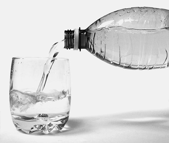 Tekst 9 Susuz kalmak! İngiliz King s College Psikiyatri Enstitüsü nün bir araştırmasına göre; yeterince su içmemek, beyindeki gri maddenin azalmasına neden olmaktadır.