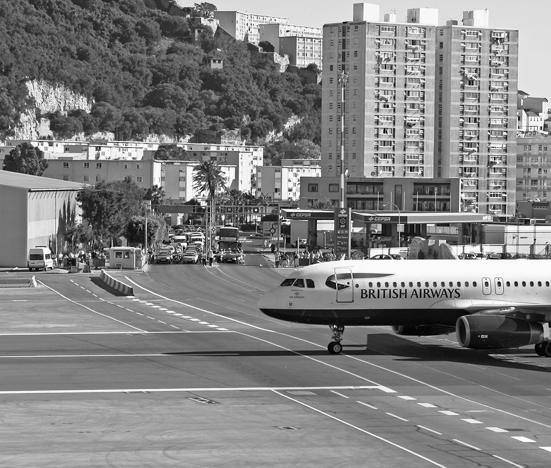 Tekst 6 1p 10 Hoe lang is de landingsbaan van Cebelitarık (Gibraltar)?